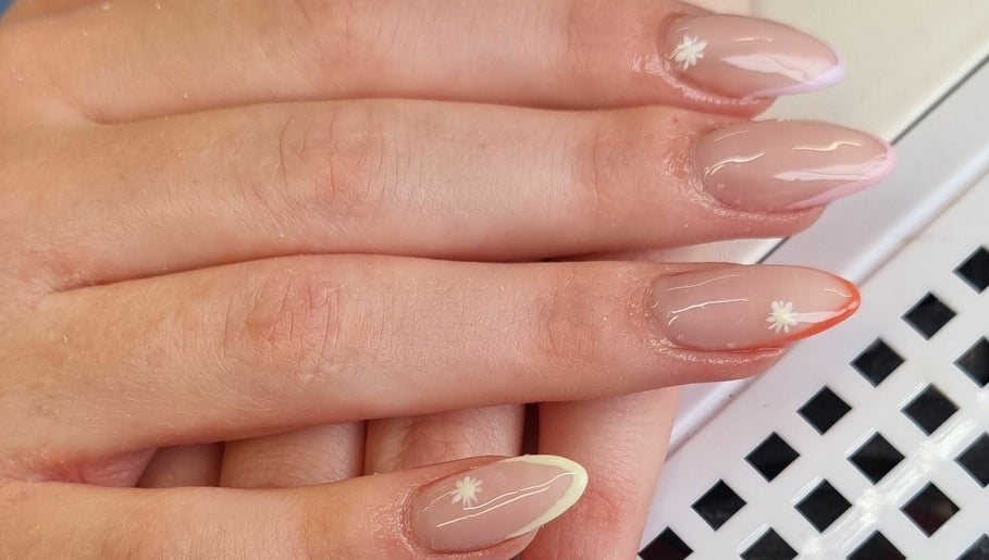 R and R Nails and Beauty – kuva 1