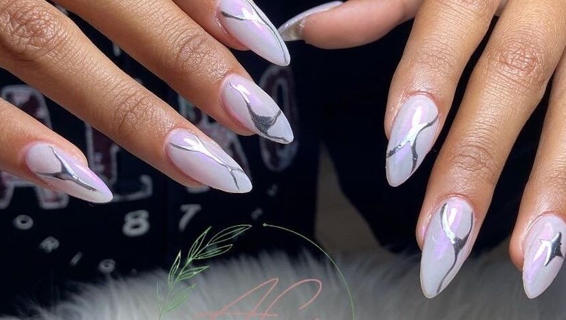 Diseño de uñas moderno en AC Beauty and Nails, Ensenada, Baja California, MX. Elegancia en cada detalle.