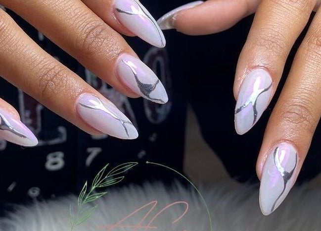 Diseño de uñas moderno en AC Beauty and Nails, Ensenada, Baja California, MX. Elegancia en cada detalle.