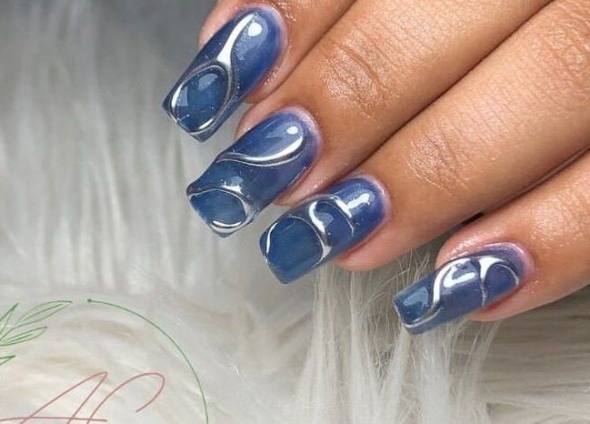 Uñas azul con diseño en AC Beauty and Nails, Ensenada, Baja California, MX. Manicura moderna y sofisticada.