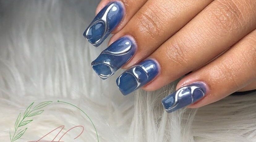 Uñas azul con diseño en AC Beauty and Nails, Ensenada, Baja California, MX. Manicura moderna y sofisticada.