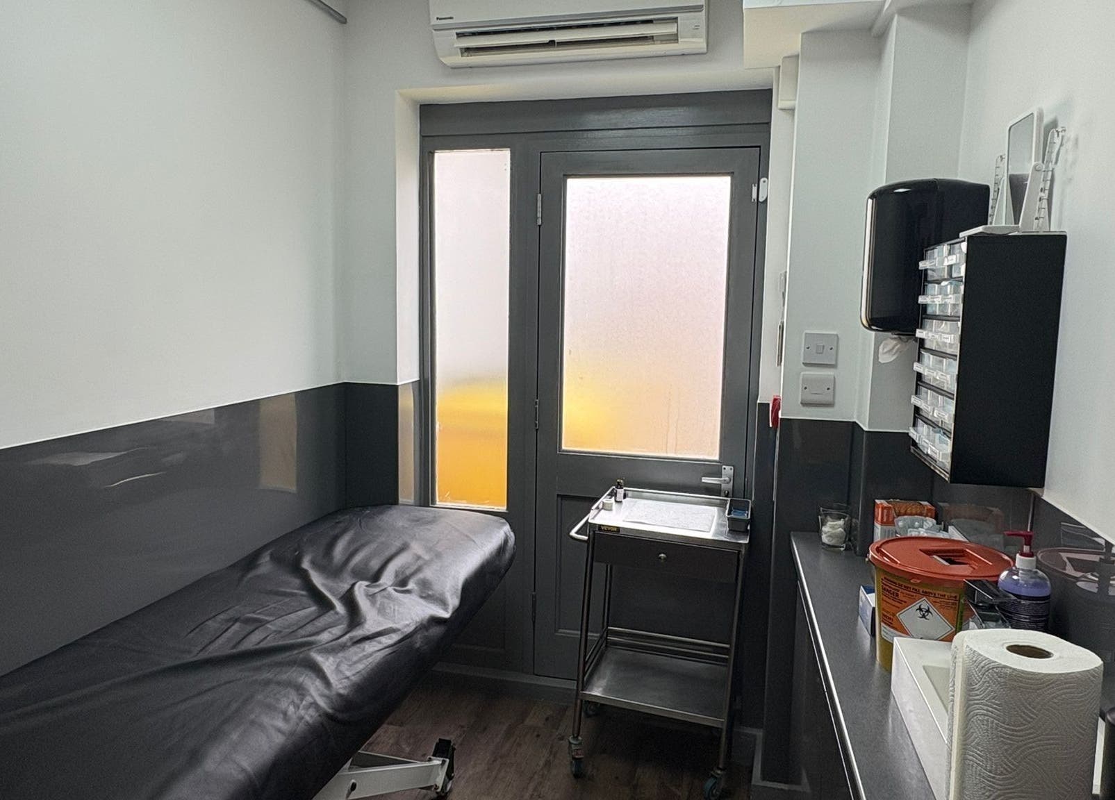 Bright, clean piercing room at Asgard Body Piercing (Winchester), Winchester, England, GB with modern amenities.