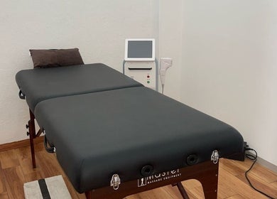 Sala de masaje en Cuerpo Saludable Vallarta, Puerto Vallarta, Jalisco, MX con cama profesional y equipo moderno.