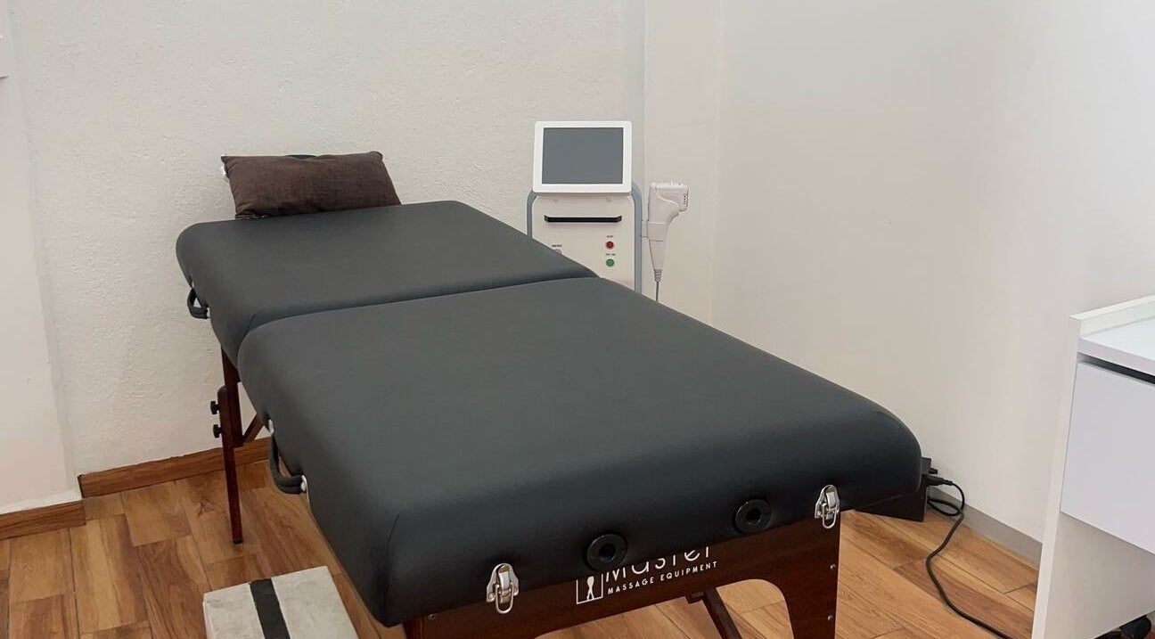 Sala de masaje en Cuerpo Saludable Vallarta, Puerto Vallarta, Jalisco, MX con cama profesional y equipo moderno.