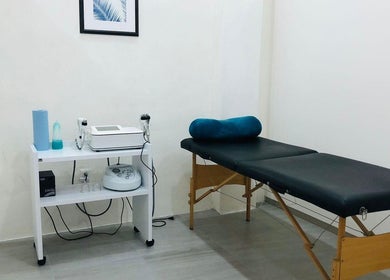 Sala de tratamiento en Cuerpo Saludable Vallarta, Puerto Vallarta, Jalisco, MX con mesa de masaje.
