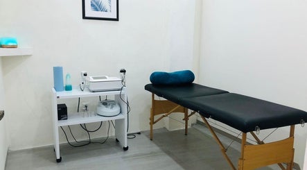Sala de tratamiento en Cuerpo Saludable Vallarta, Puerto Vallarta, Jalisco, MX con mesa de masaje.