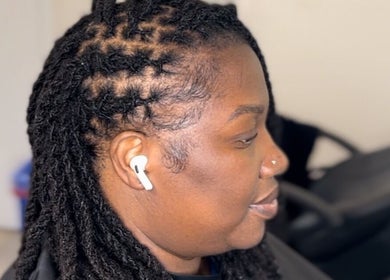 Coiffure tressée professionnelle à Locks.express à Montréal, Québec, CA, mettant en valeur des dreadlocks stylisées.