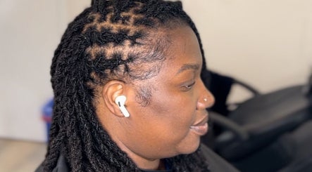 Coiffure tressée professionnelle à Locks.express à Montréal, Québec, CA, mettant en valeur des dreadlocks stylisées.