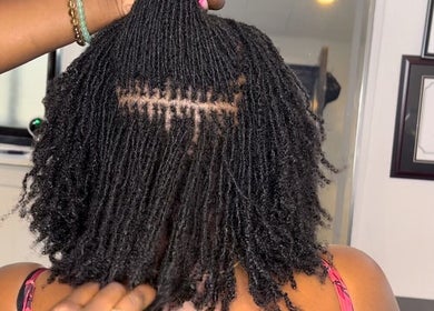 Coiffure de tresses à Locks.express, Montréal, Québec, CA, illustrant des techniques de tissage exceptionnelles.