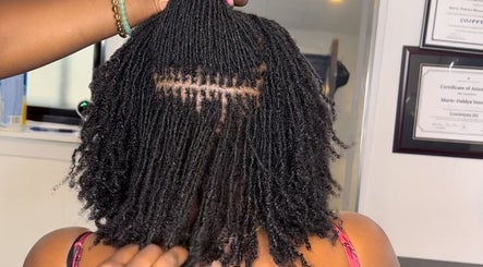 Coiffure de tresses à Locks.express, Montréal, Québec, CA, illustrant des techniques de tissage exceptionnelles.