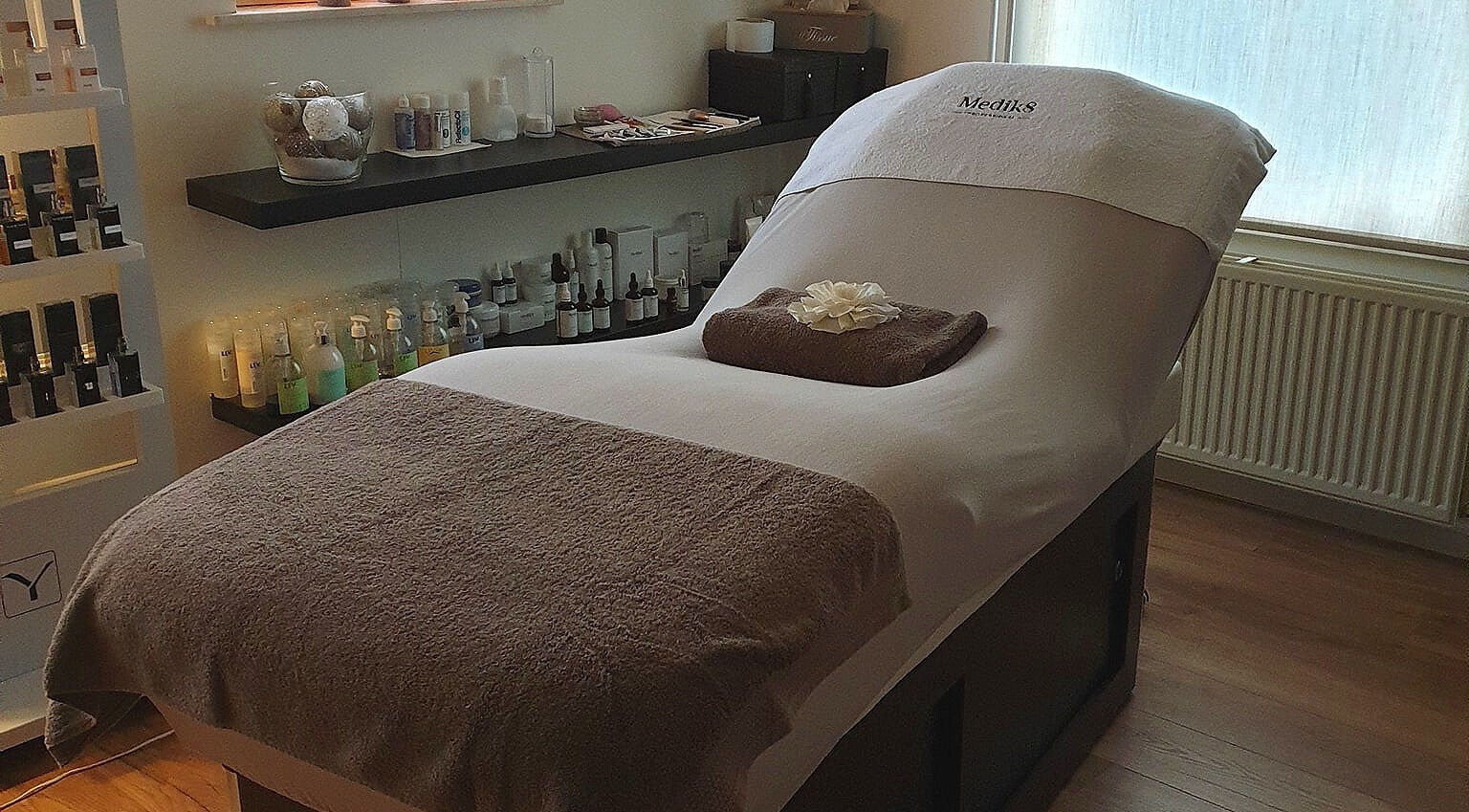 Ontspanningsruimte The Beauty Barn By Lieke met behandeltafel, Vlodrop, Limburg, NL.