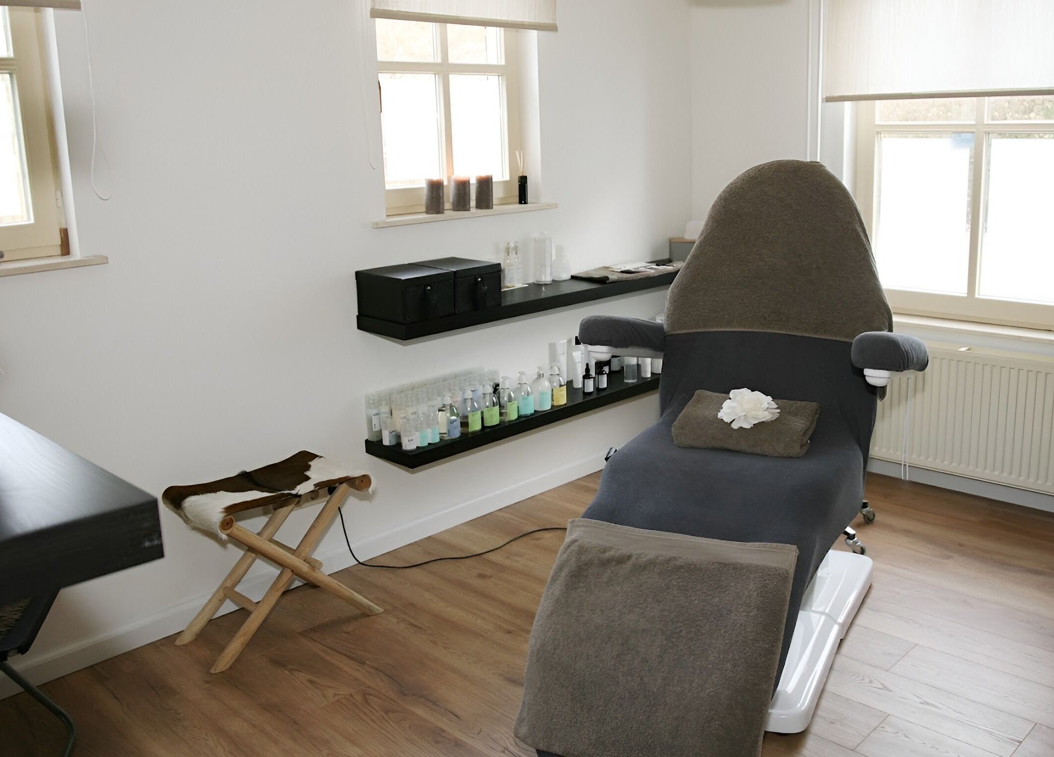 Wellnessruimte bij The Beauty Barn By Lieke in Vlodrop, Limburg, NL met comfortabele behandelstoel.