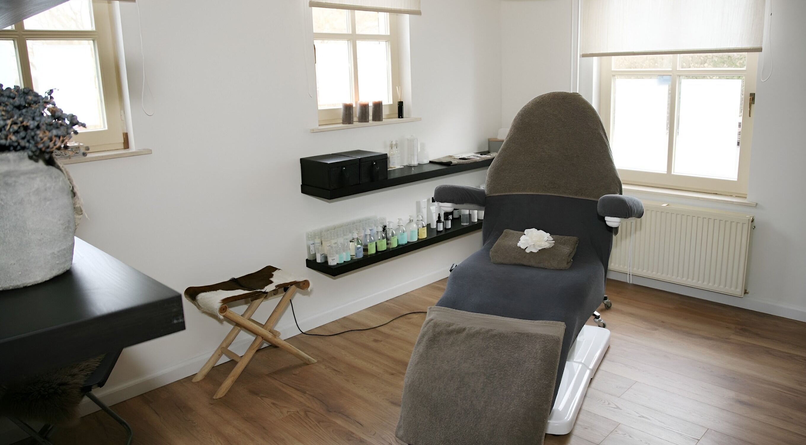 Wellnessruimte bij The Beauty Barn By Lieke in Vlodrop, Limburg, NL met comfortabele behandelstoel.