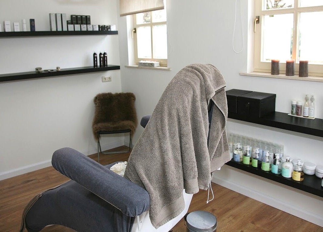 Ontspannende ruimte bij The Beauty Barn By Lieke in Vlodrop, Limburg, NL met verzorgingsproducten en ligstoel.