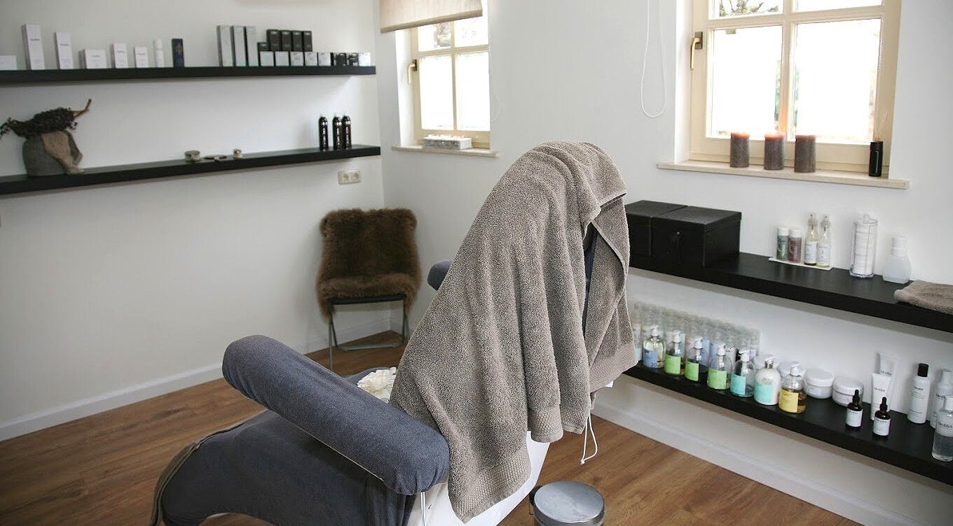 Ontspannende ruimte bij The Beauty Barn By Lieke in Vlodrop, Limburg, NL met verzorgingsproducten en ligstoel.