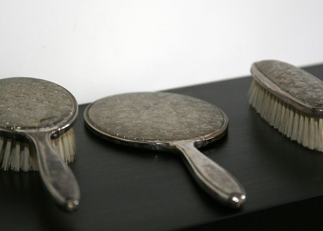 Vintage zilveren borstels bij The Beauty Barn By Lieke in Vlodrop, Limburg, NL voor een luxueuze ervaring.