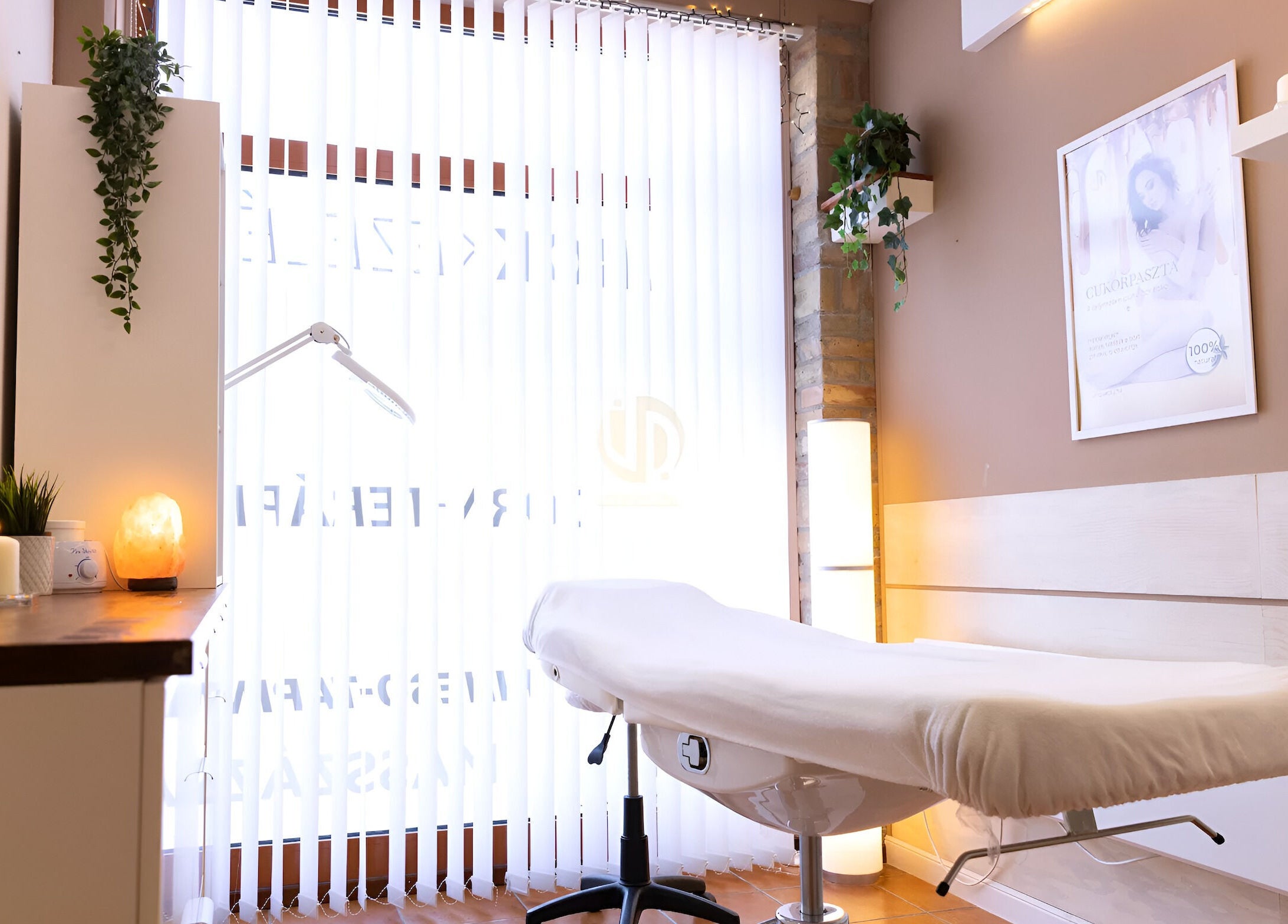 Modern kezelőhelyiség a UniqueDay szépségszalonban, Budapest, Magyar, HU, hangulatos dekorációval.