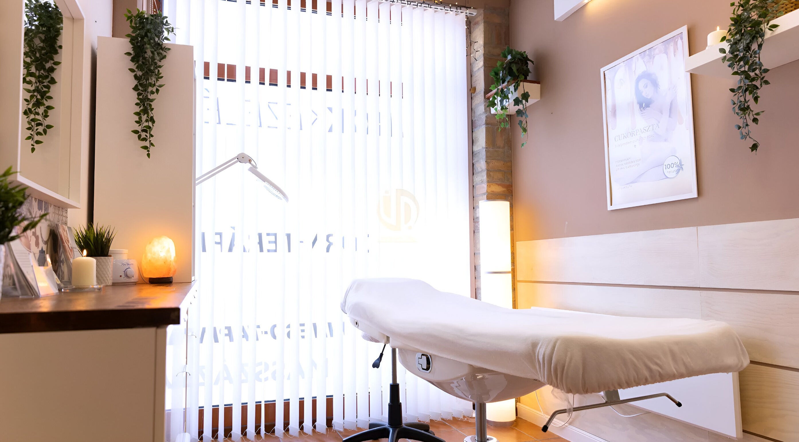 Modern kezelőhelyiség a UniqueDay szépségszalonban, Budapest, Magyar, HU, hangulatos dekorációval.