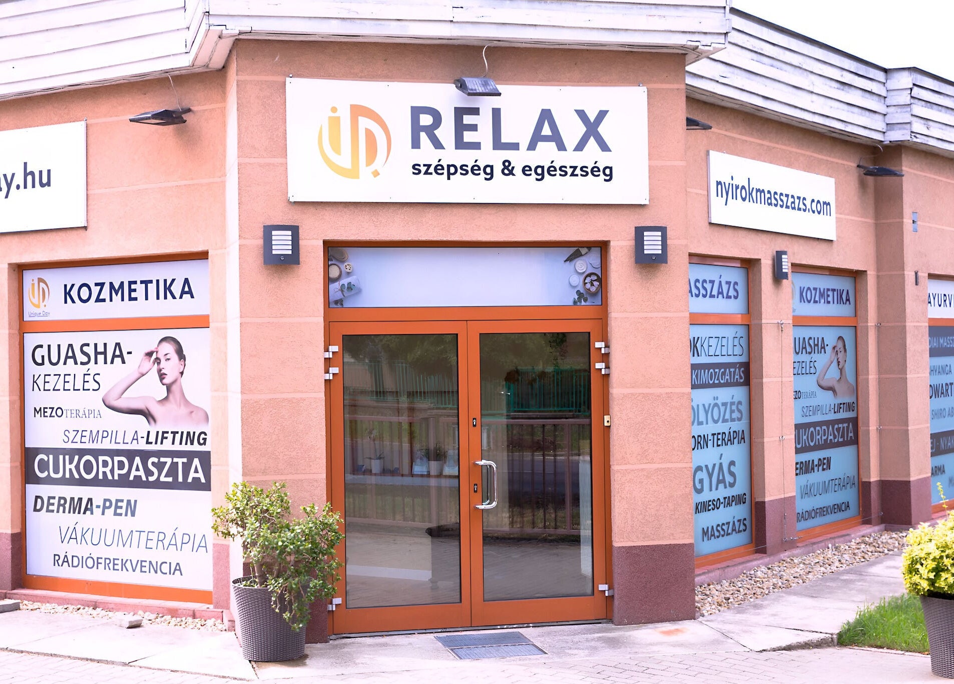 UniqueDay wellness központ bejárata Budapesten, Magyarországon, relaxációs szolgáltatásokkal.