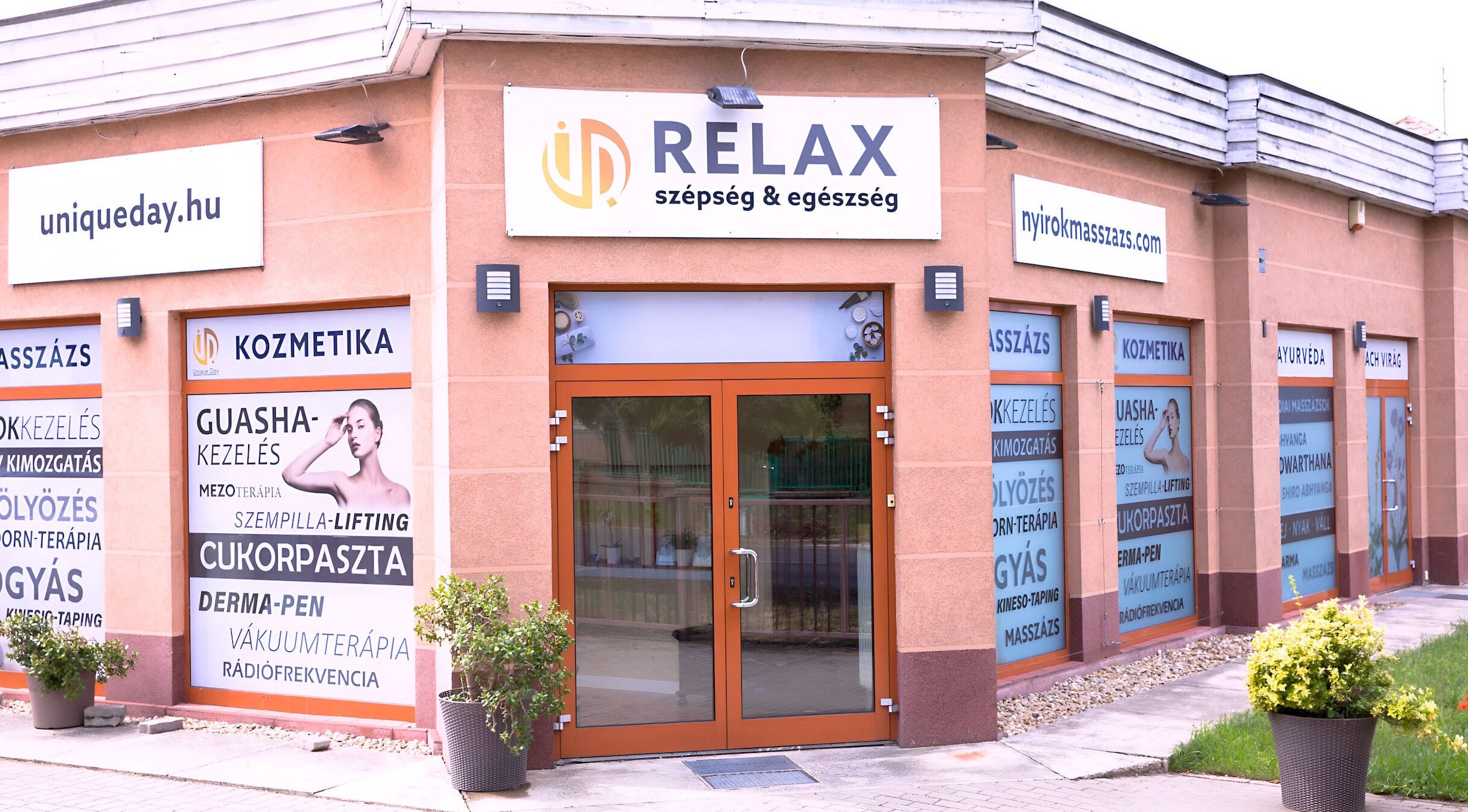 UniqueDay wellness központ bejárata Budapesten, Magyarországon, relaxációs szolgáltatásokkal.