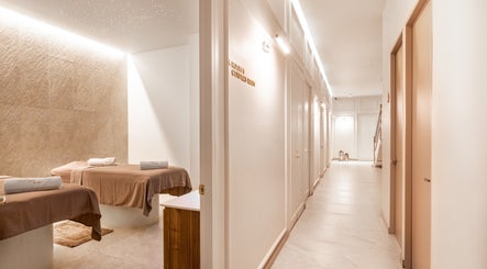 Relaxing therapy room at Le Spa Noir in Medellín, Antioquia, CO with cozy massage tables.