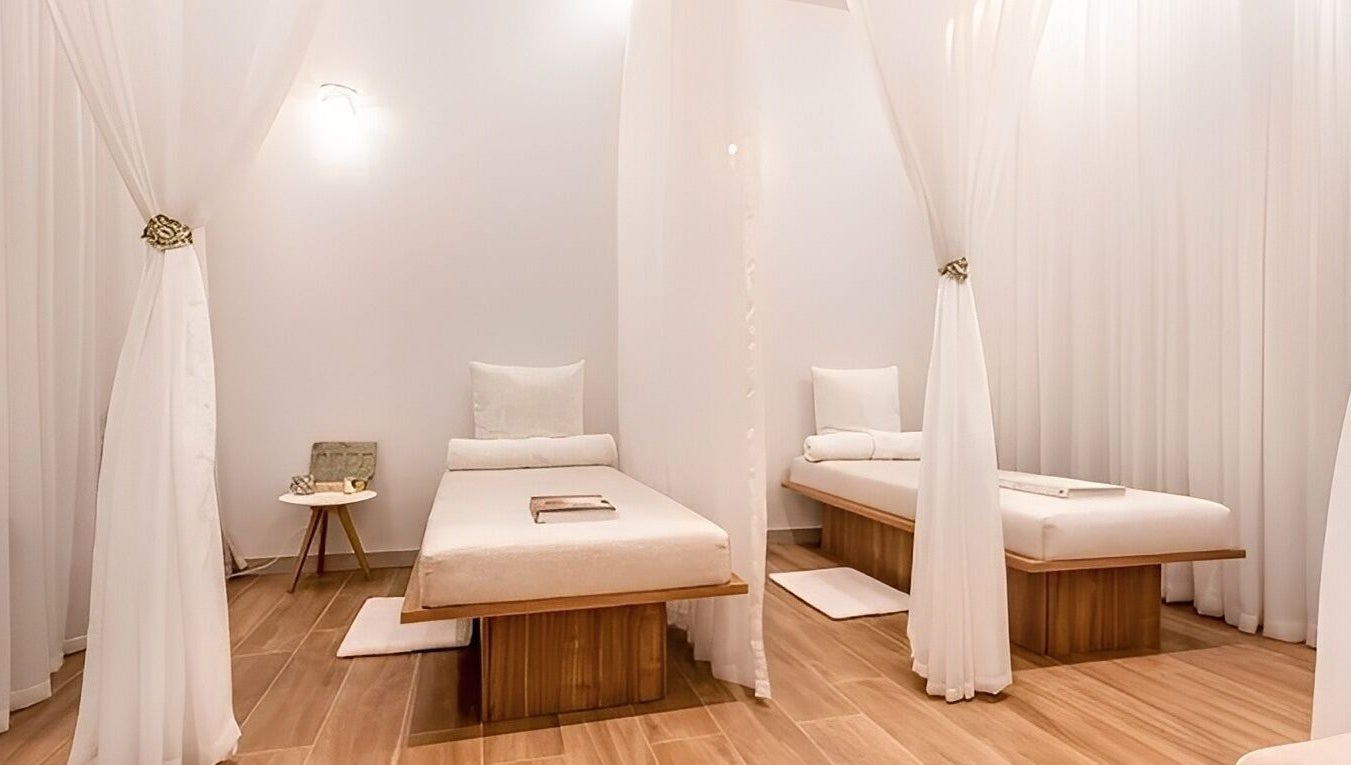 Elegant treatment room at Le Spa Noir, Medellín, Antioquia, CO, featuring plush beds and soft lighting.