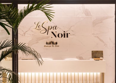 Le Spa Noir reception with lush plants in Medellín, Antioquia, CO, showcasing luxury and elegance.