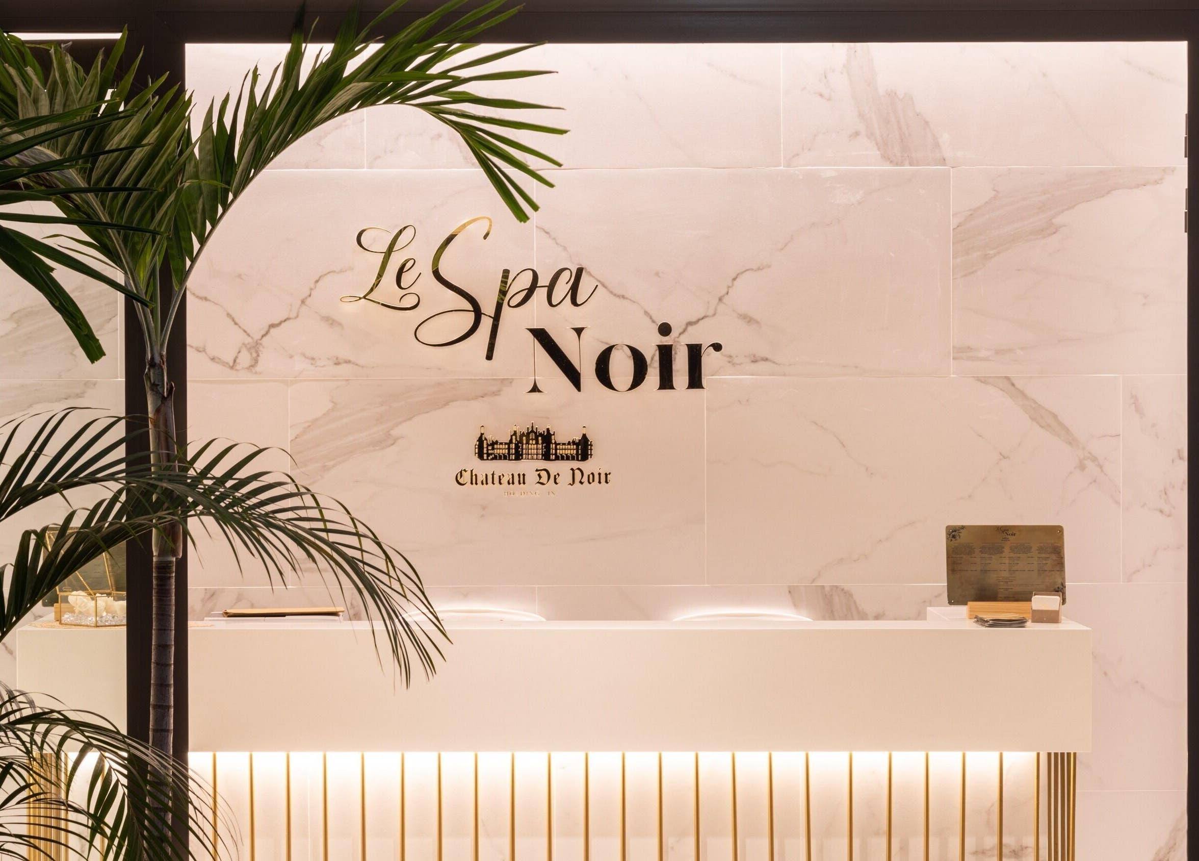 Le Spa Noir reception with lush plants in Medellín, Antioquia, CO, showcasing luxury and elegance.