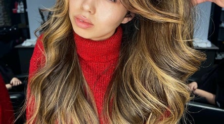 2 Your Hair by Karolyne Beauty Salon billede 3