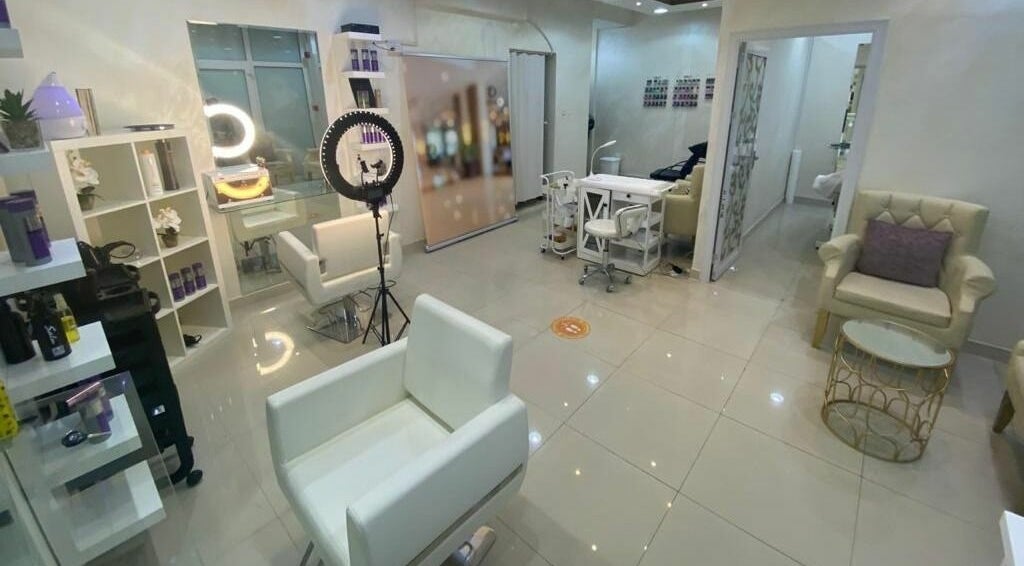 Chic and modern interior of Top Notch Ladies Salon in Dubai, AE offering premium beauty treatments.
