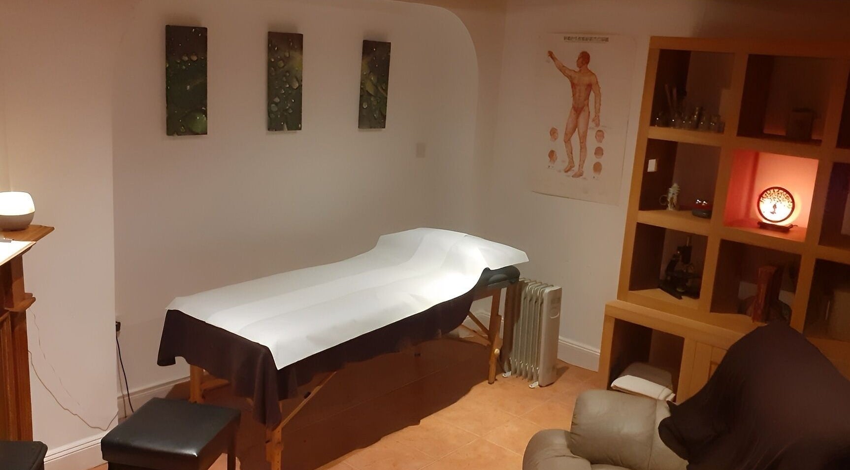 Peaceful therapy room at Rory Ryan Acupuncture, Monasterevin, IE with massage table and calming decor.