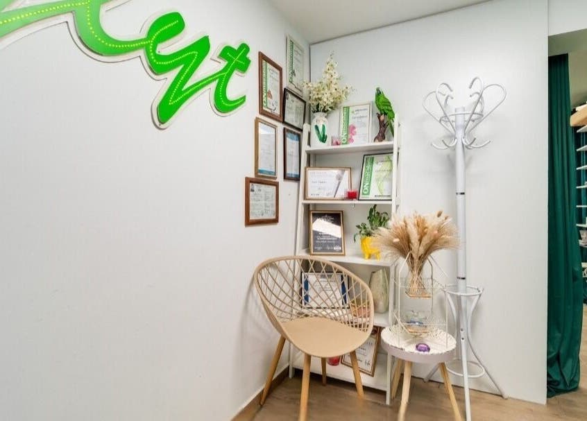 Уютен кът в Mrs. Lylyt - козметичен кабинет, София, Област София, BG с украса и необходимите документи.