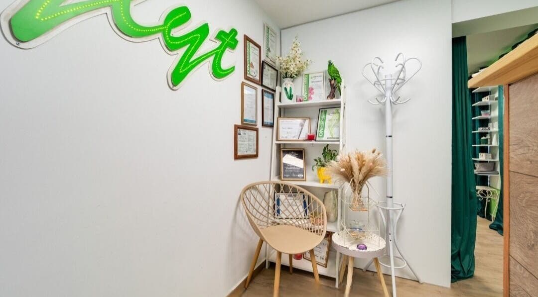 Уютен кът в Mrs. Lylyt - козметичен кабинет, София, Област София, BG с украса и необходимите документи.