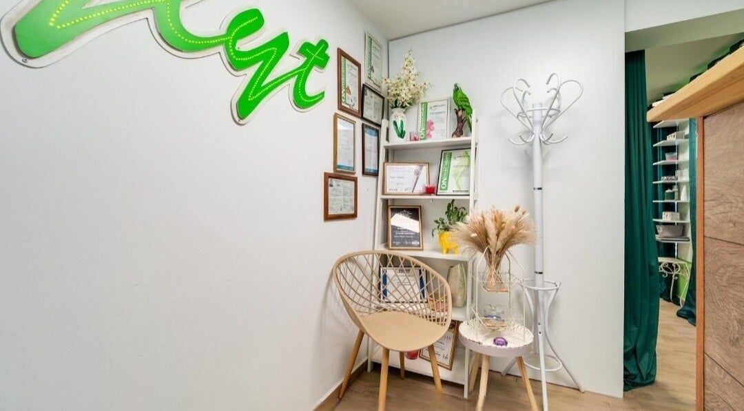 Уютен кът в Mrs. Lylyt - козметичен кабинет, София, Област София, BG с украса и необходимите документи.