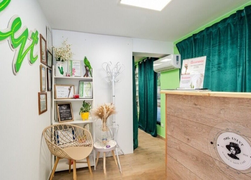 Интериор на козметичния кабинет Mrs. Lylyt в София, Област София, BG с модерни зелени акценти.