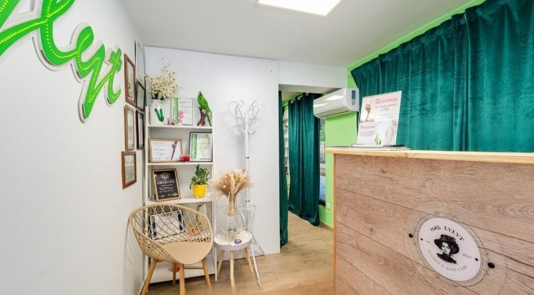 Интериор на козметичния кабинет Mrs. Lylyt в София, Област София, BG с модерни зелени акценти.