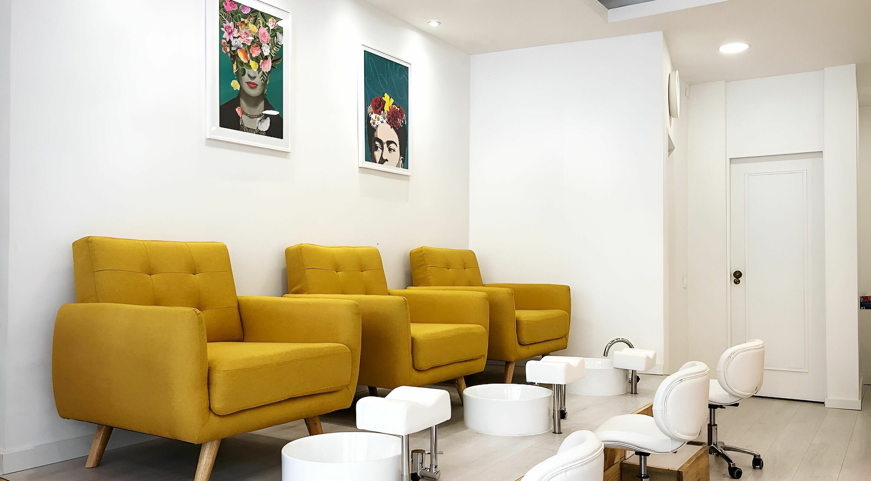 Confortáveis cadeiras amarelas no Naco Moscavide (USA - Nail - Beauty - Massage), Moscavide, Lisboa, PT.