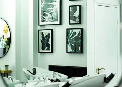 R&R Organic Hair's chic interior with modern decor in London, England, GB, showcasing elegant salon aesthetics.