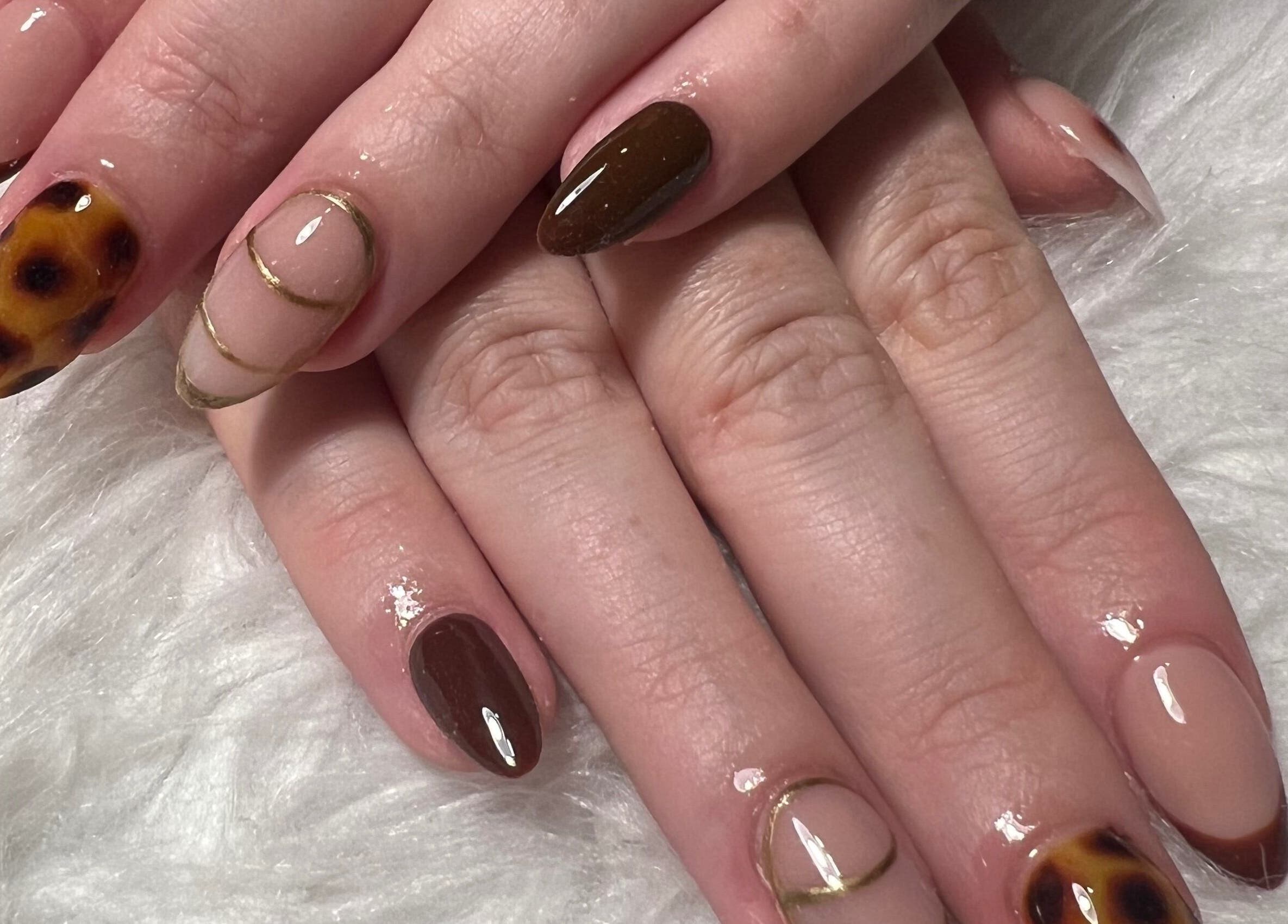 Stylish tortoiseshell and gold nail art at Louise Doherty Beauty and Nails, Glasgow, Scotland, GB.