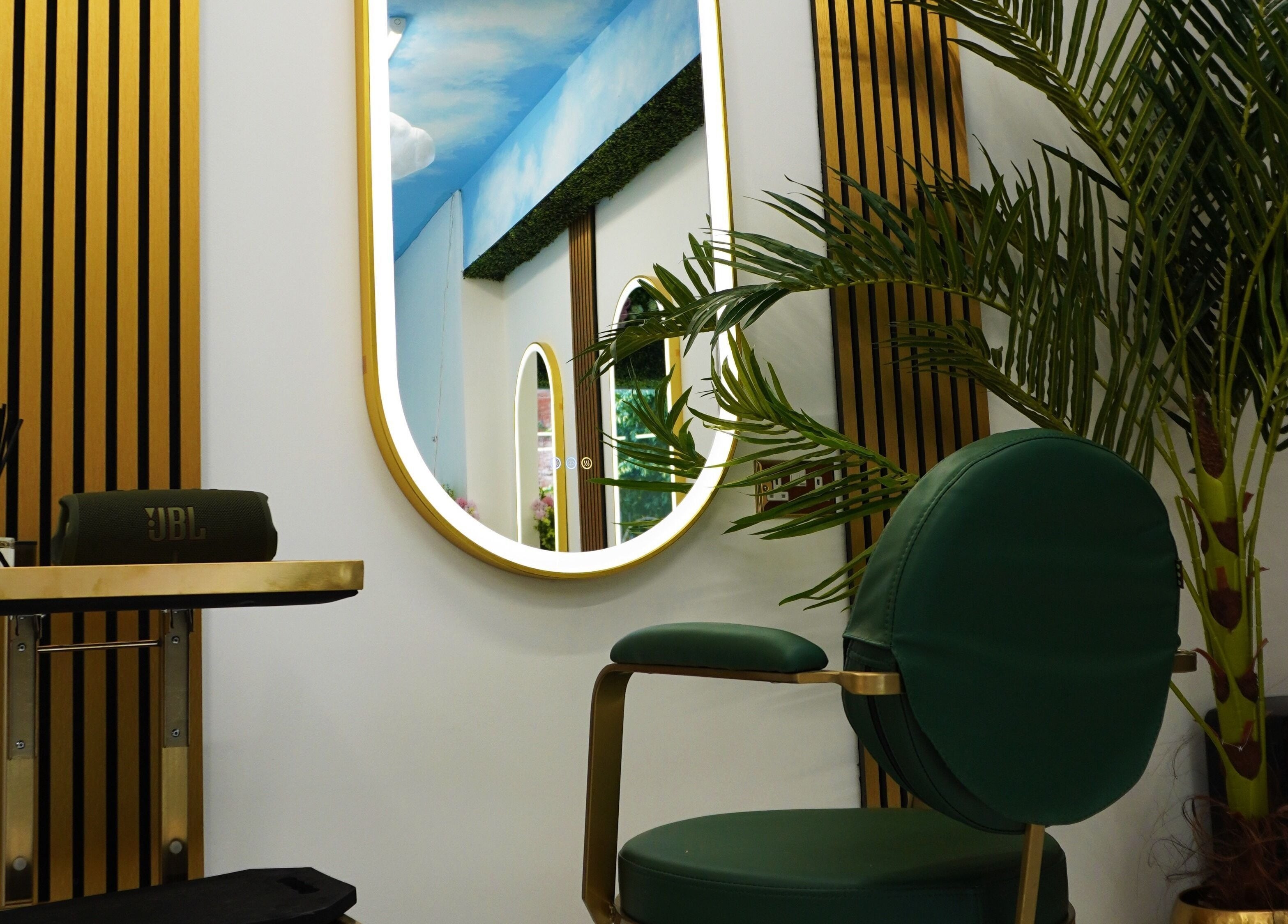 Elegant styling area at Headhunters Salon Leeds featuring mirrors and lush decor, Leeds, England, GB.