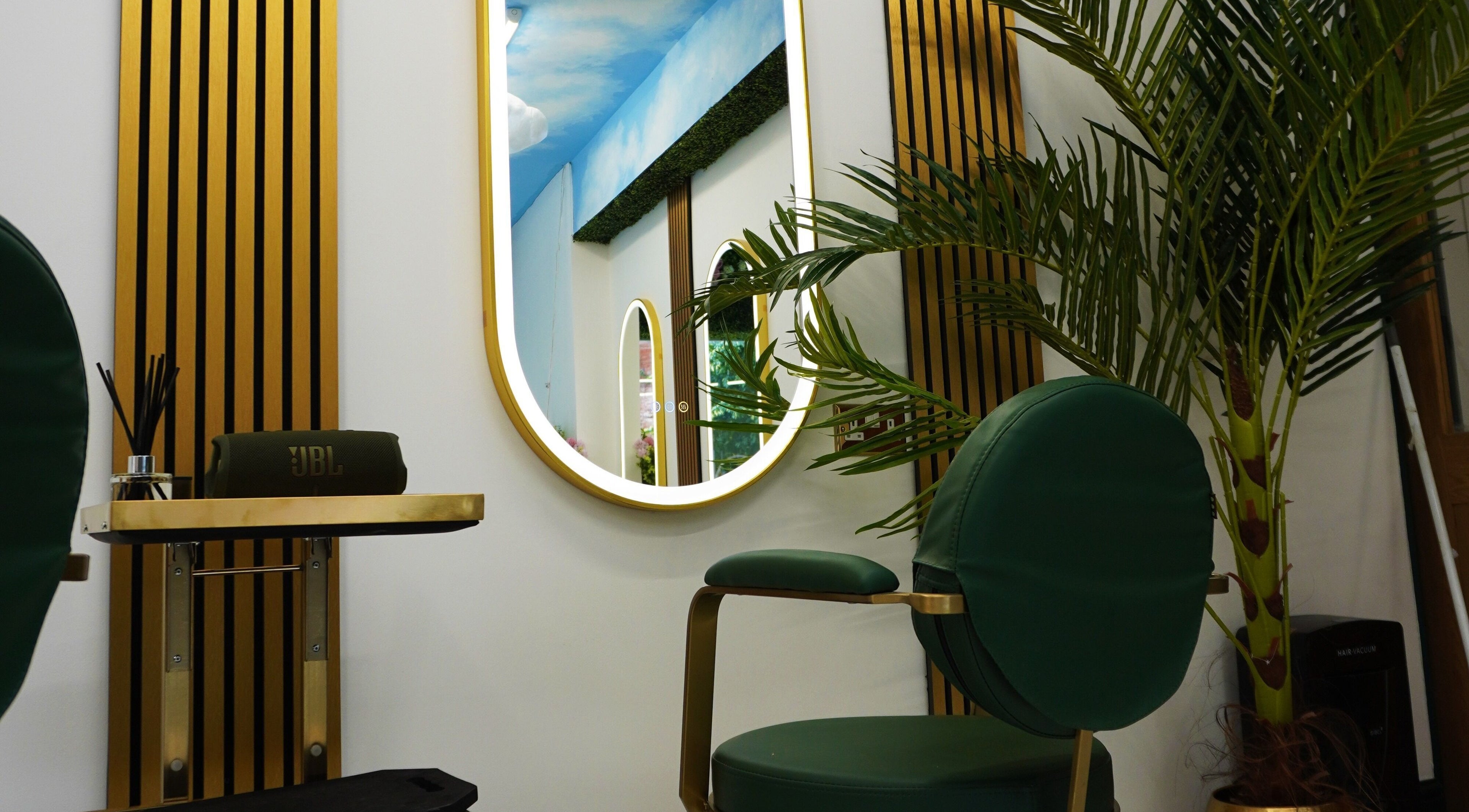 Elegant styling area at Headhunters Salon Leeds featuring mirrors and lush decor, Leeds, England, GB.