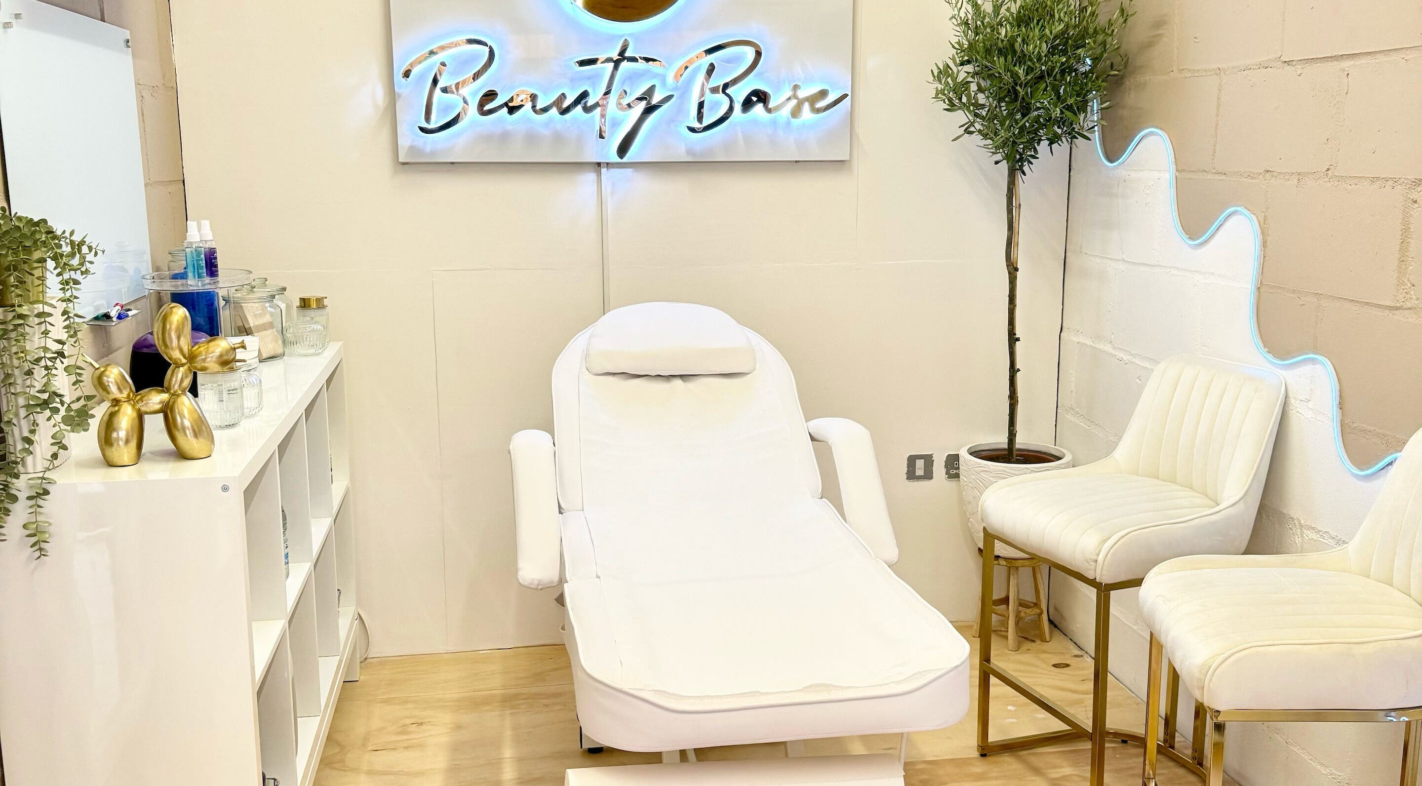 Relaxing treatment room at Niz Beauty Base, London, England, GB with a white chair and elegant decor.