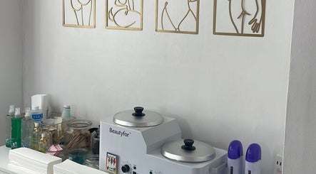 Niz Beauty Base skincare essentials and art decor in London, England, GB, showcasing serene ambiance.