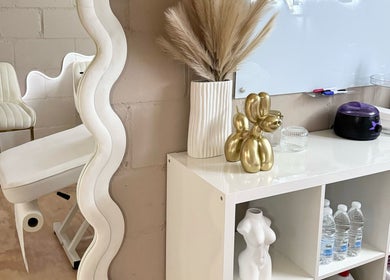 Stylish decor with mirror and seating at Niz Beauty Base, London, England, GB.