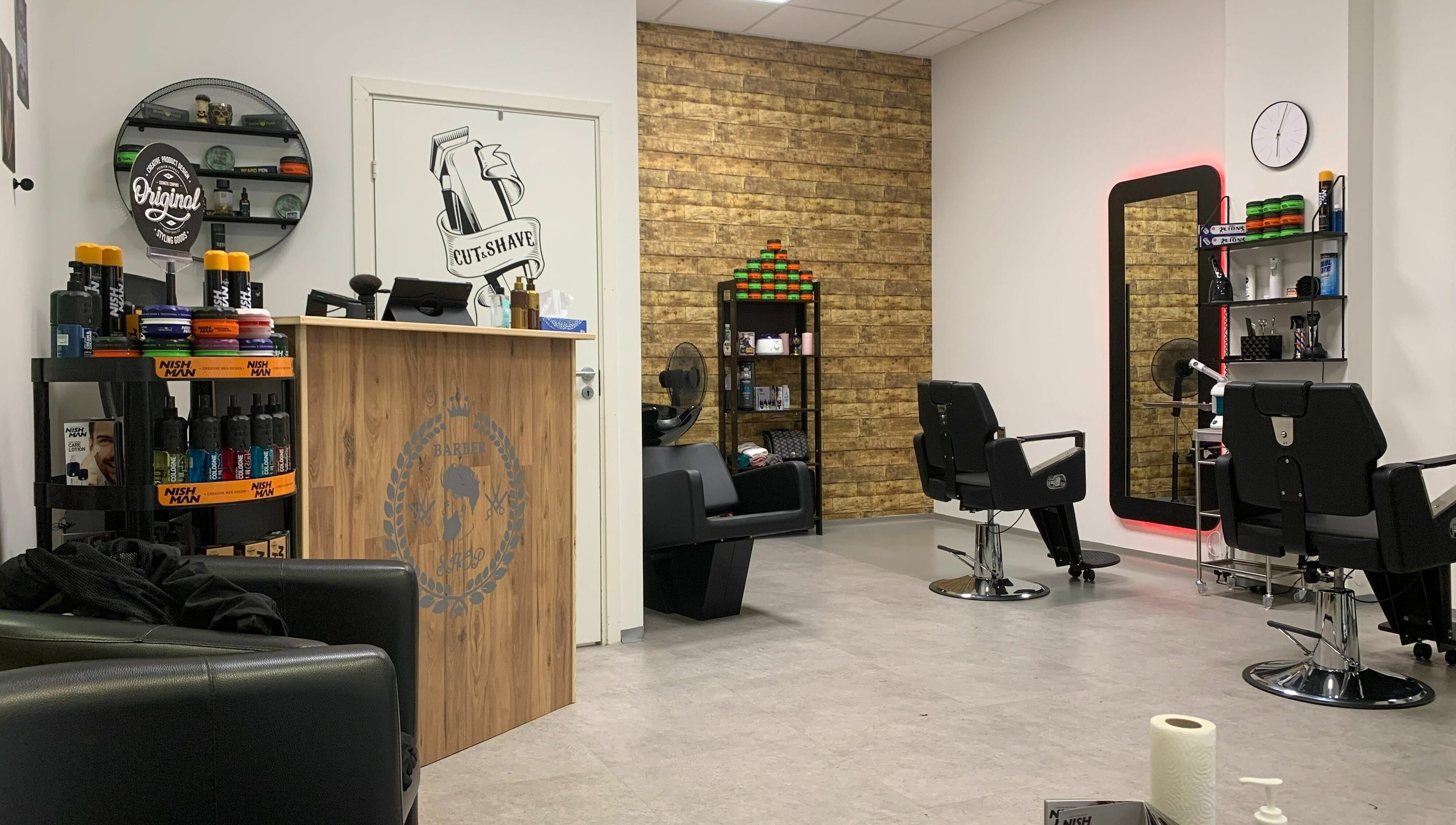 Interiør av Mo's Barber i Oslo, Oslo, NO, med stilige barberstoler og moderne dekor.