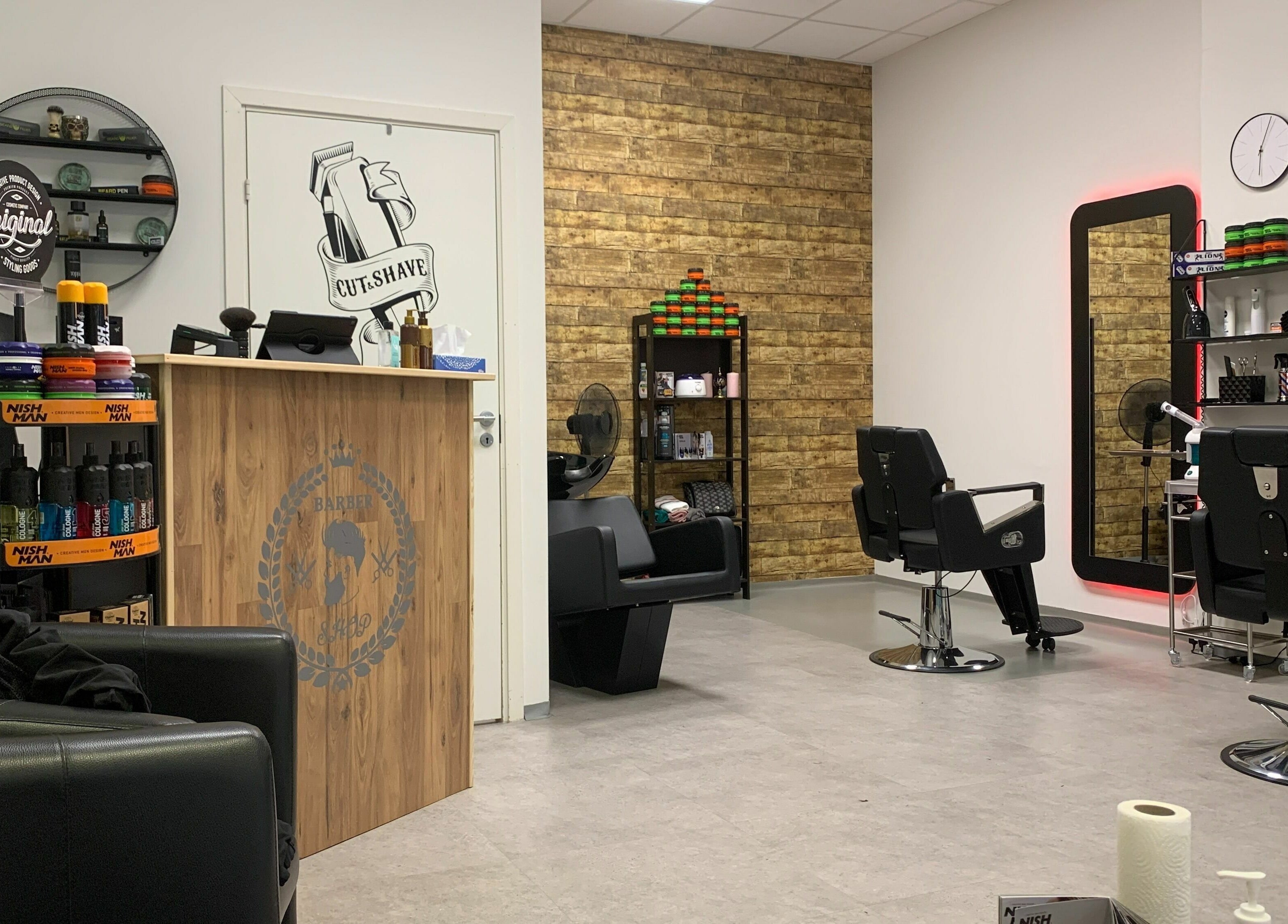 Interiør av Mo's Barber i Oslo, Oslo, NO, med stilige barberstoler og moderne dekor.