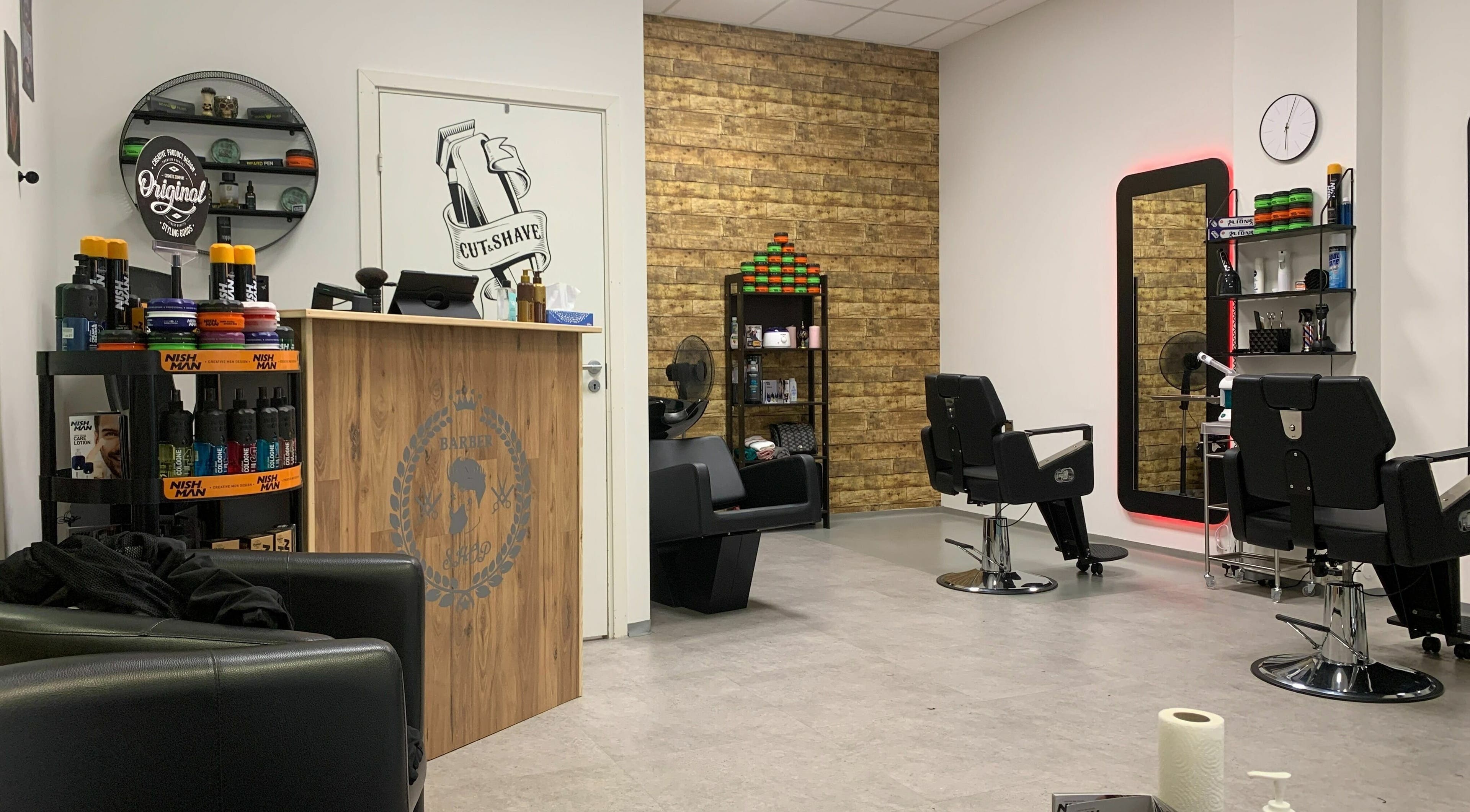 Interiør av Mo's Barber i Oslo, Oslo, NO, med stilige barberstoler og moderne dekor.