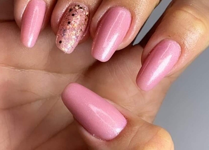 Manicura rosa con brillo de MG Spa de Uñas Manga en Cartagena, Bolívar, CO.