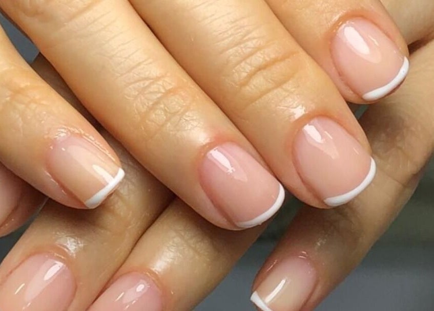 Manicura francesa impecable en MG Spa de Uñas Manga, Cartagena, Bolívar, CO, destacando elegancia y estilo.