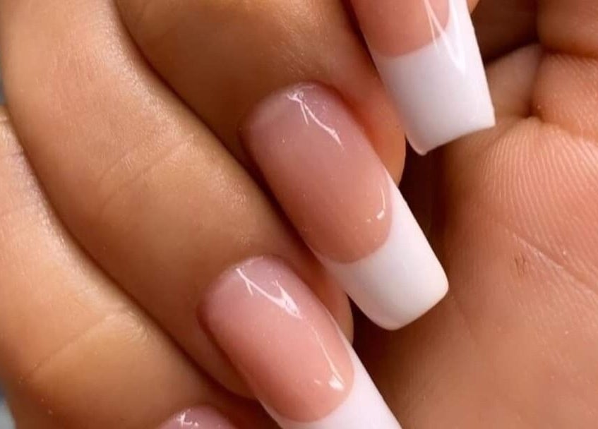 Uñas francesas impecables en MG Spa de Uñas Manga, Cartagena, Bolívar, CO, mostrando un acabado brillante.